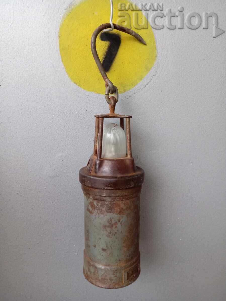 Lampă veche germană cu acumulator cu preț 51.00 BGN | € 26.08 Lampă veche germană cu acumulator cu preț 51.00 BGN | € 26.08