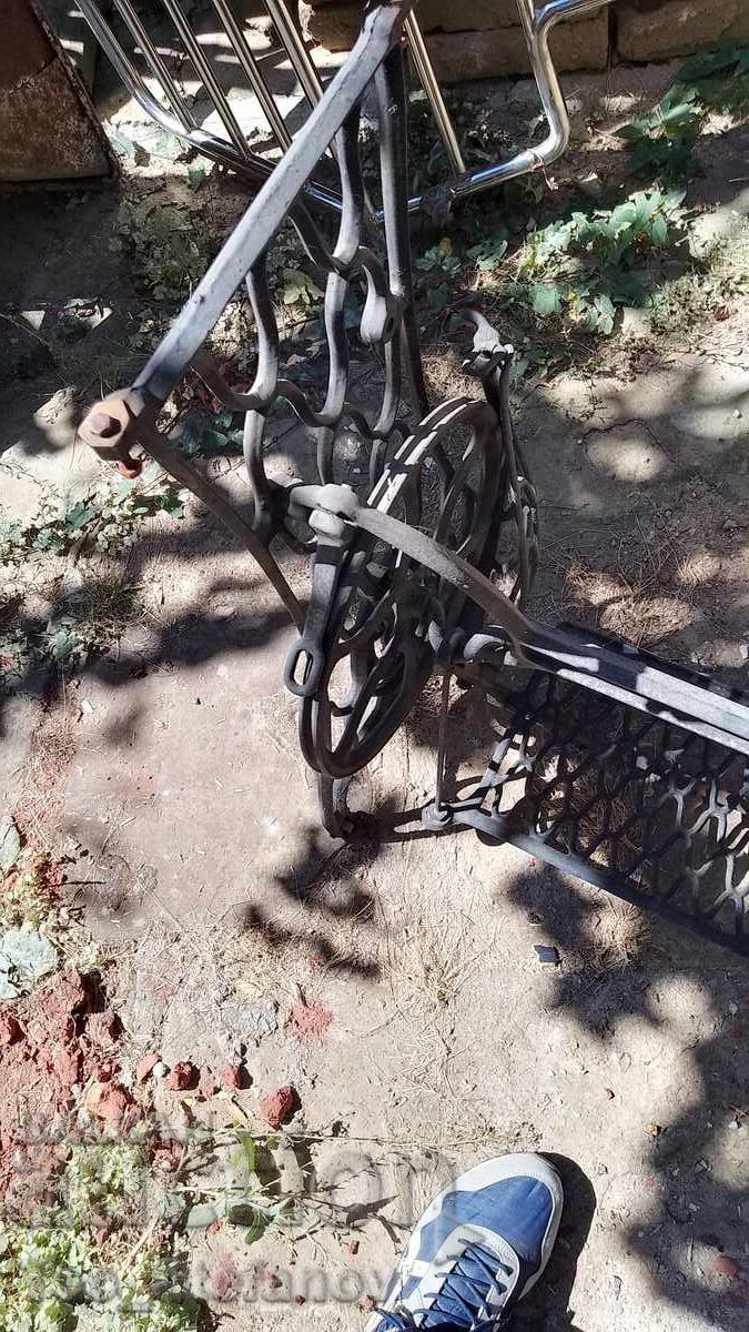 Singer sewing machine stand with price 125.00 BGN | € 63.91