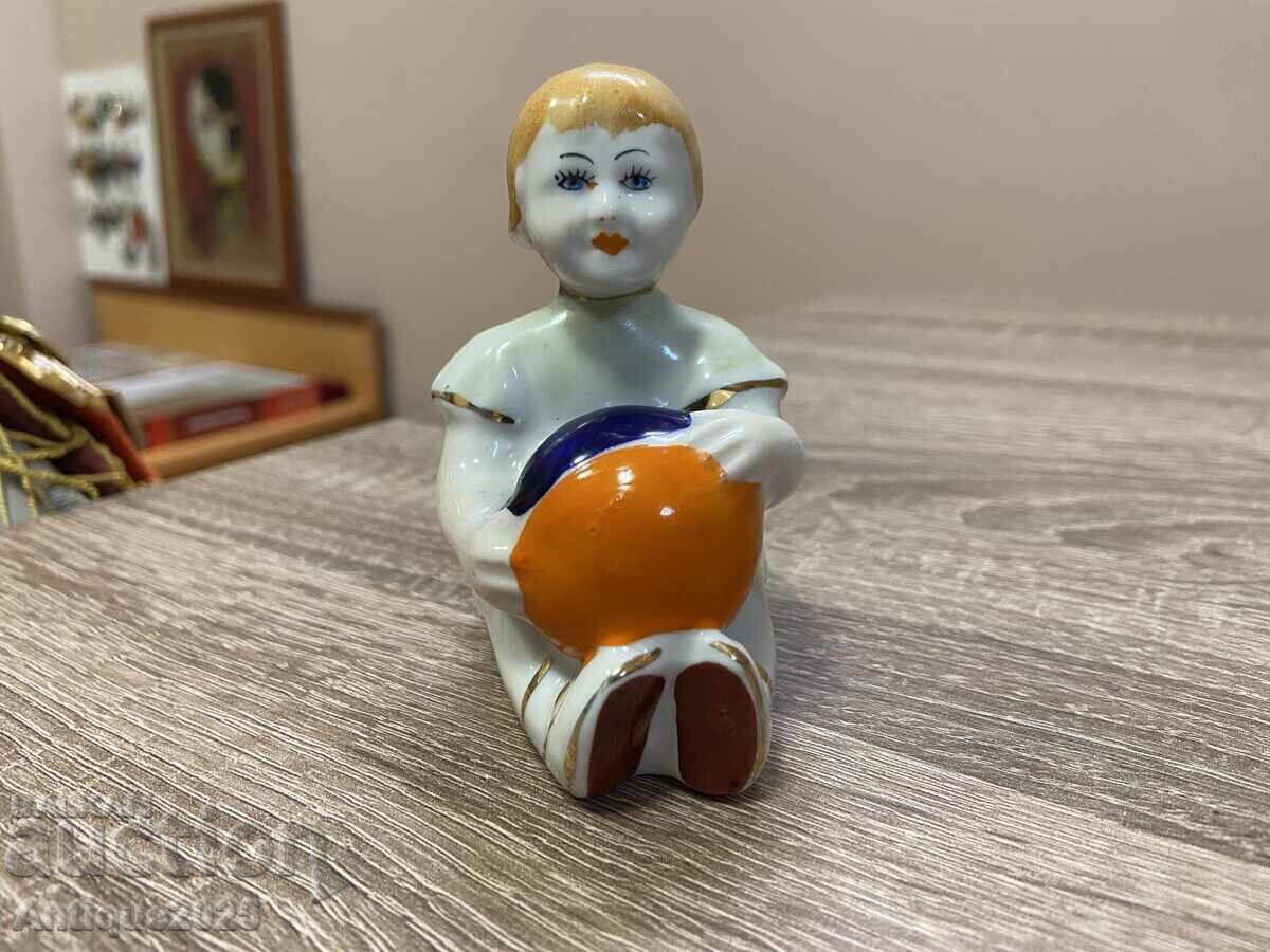 Statuetă din porțelan „Fată cu minge” cu preț € 60.00 | 117.35 BGN