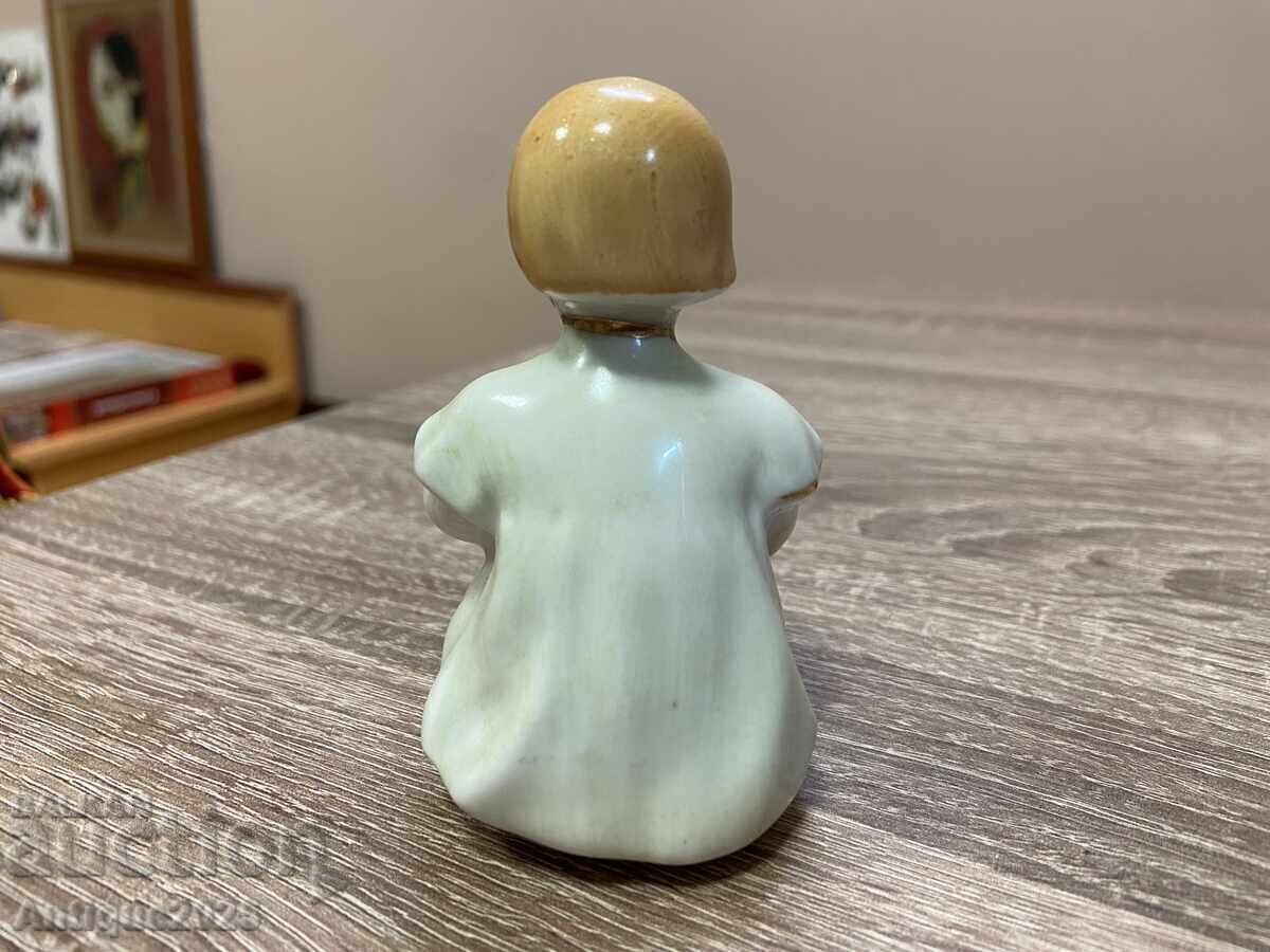 Livrarea Statuetă din porțelan „Fată cu minge”