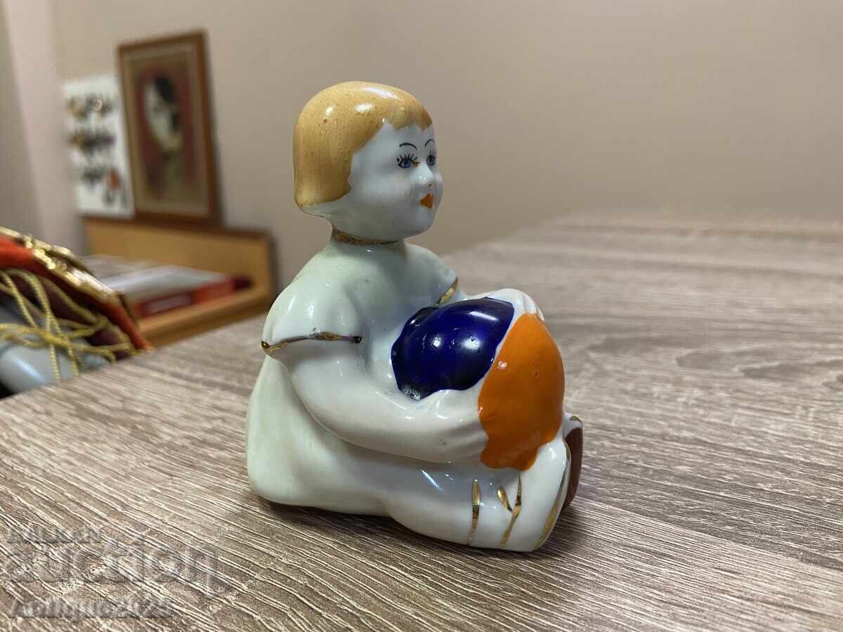 Statuetă din porțelan „Fată cu minge”