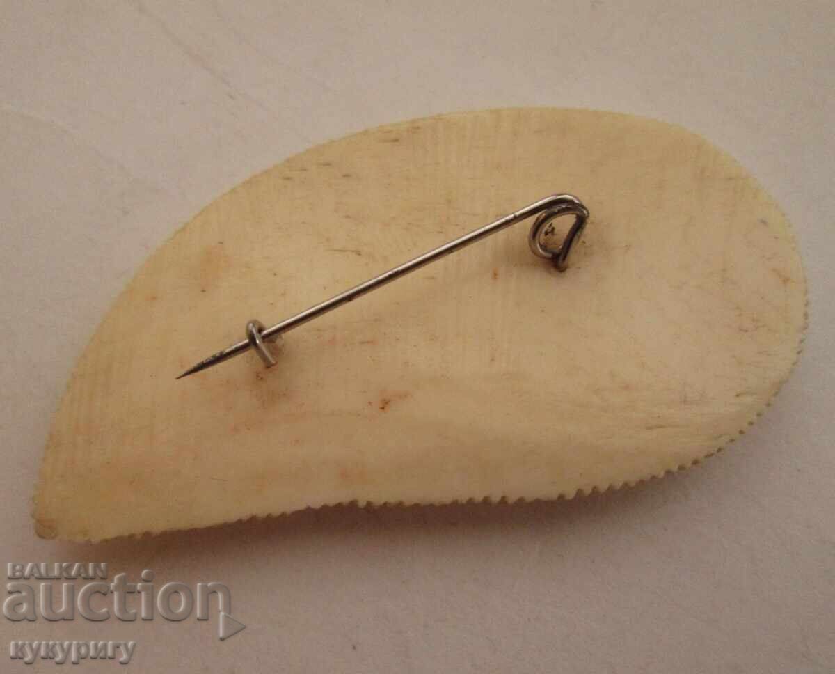 Παλιά γυναικεία καρφίτσα παφτά κόσμημα για παραδοσιακή φορεσιά σκαλιστό κόκκαλο με τιμή 35.00 BGN | € 17.90