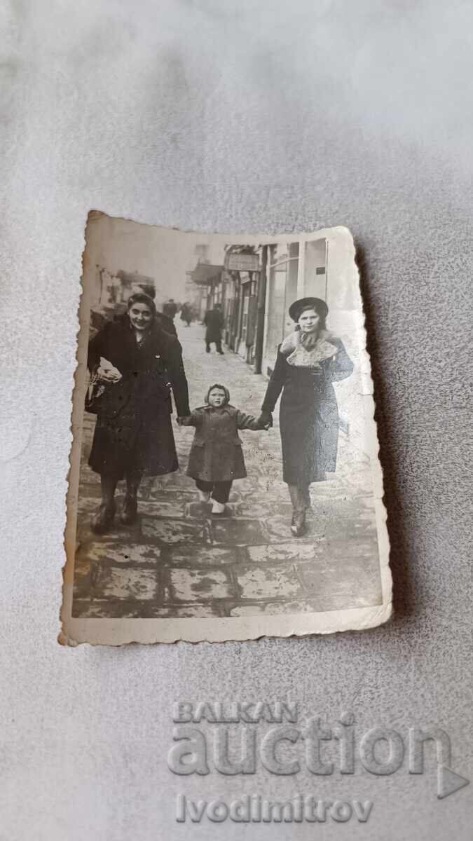 Photo Sofia Two women and a little girl on a walk Photo Sofia Two women and a little girl on a walk