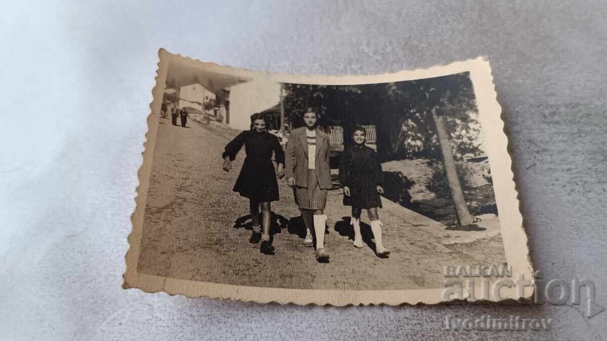 Φωτογραφία Σόφια Τρία κορίτσια σε βόλτα Φωτογραφία Σόφια Τρία κορίτσια σε βόλτα