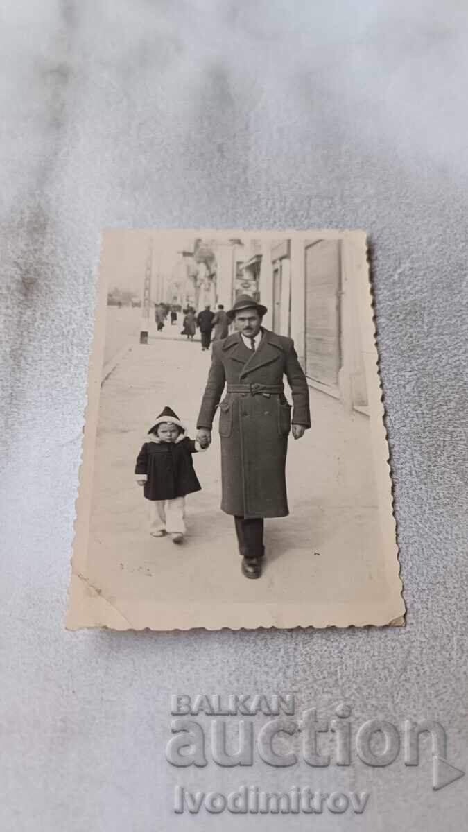 Fotografie Sofia Un bărbat și o fetiță la plimbare