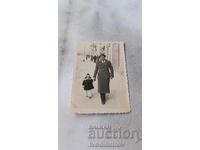 Снимка София Мъж и малко момиченце на разходка