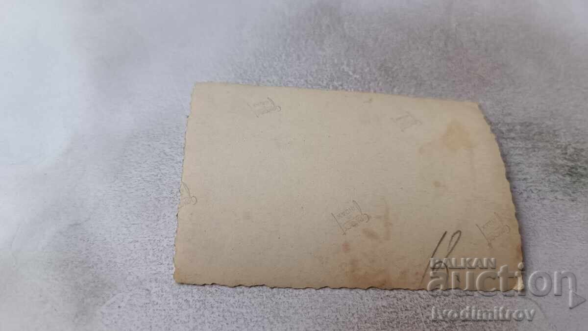 Fotografie Sofia Femeie pe trotuar cu preț 1.45 BGN | € 0.74