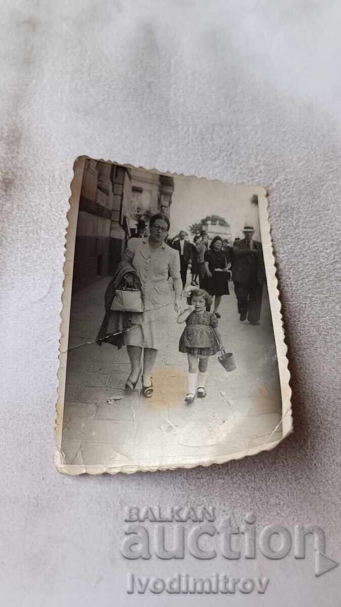 Φωτογραφία Σόφιας: Γυναίκα και κοριτσάκι σε βόλτα