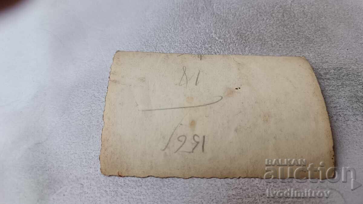 Licitație Fotografie Sofia Femeie cu bebeluș în fața a două magazine