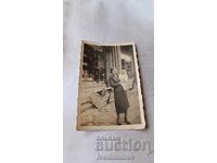 Fotografie Sofia Femeie cu bebeluș în fața a două magazine