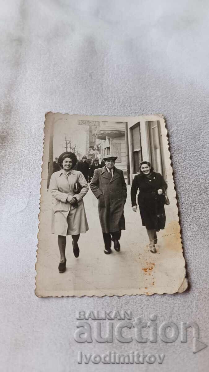 Φωτογραφία Σοφία Ένας άνδρας και δύο γυναίκες σε μια βόλτα