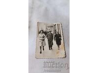 Φωτογραφία Σοφία Ένας άνδρας και δύο γυναίκες σε μια βόλτα