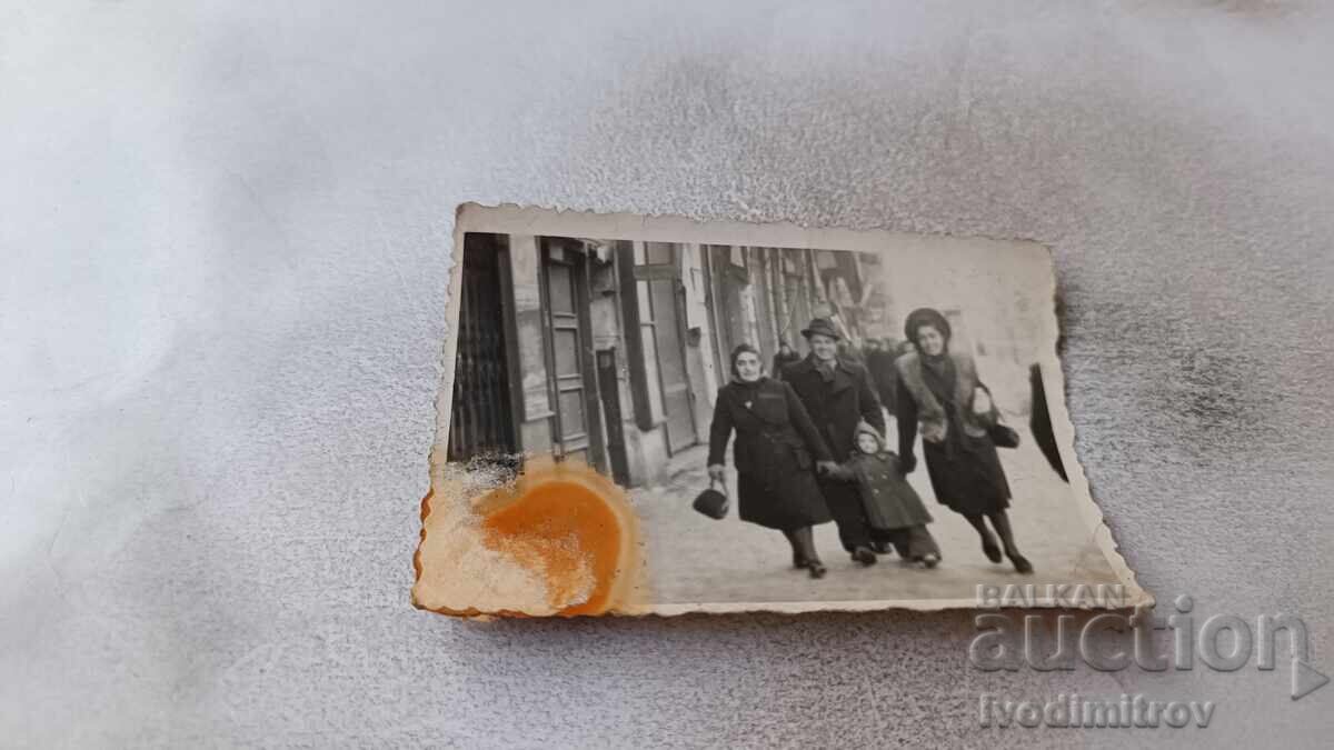 Snimka Σόφια Άνδρας δύο γυναίκες και ένα μικρό κοριτσάκι σε βόλτα