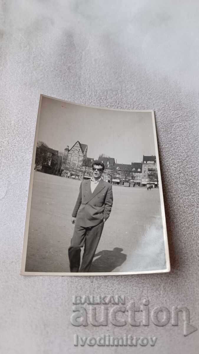 Φωτογραφία Σοφία Ένας άντρας στην πλατεία Φωτογραφία Σοφία Ένας άντρας στην πλατεία