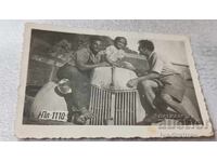 C-ca Doi bărbați și o fată cu autoturism retro cu nr. Pl 1110