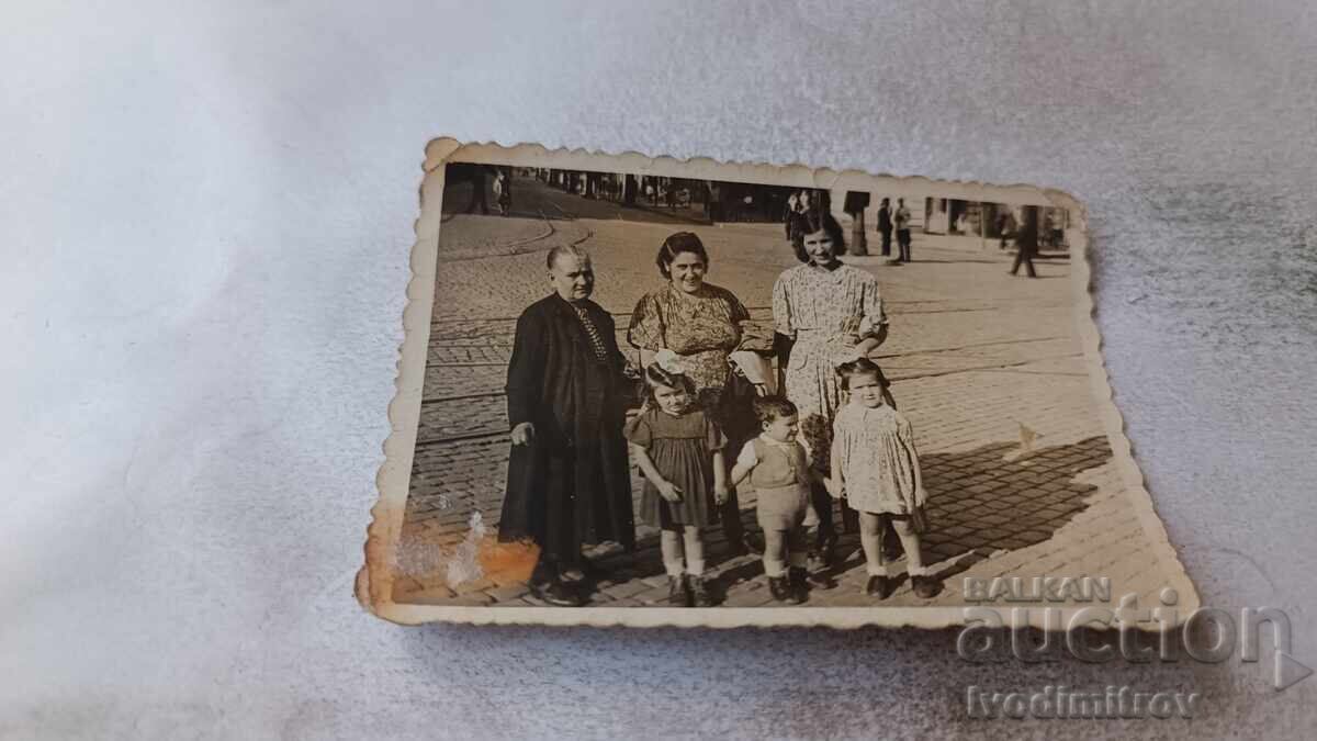 Φωτογραφία Σόφια Γυναίκες και παιδιά στον δρόμο Φωτογραφία Σόφια Γυναίκες και παιδιά στον δρόμο