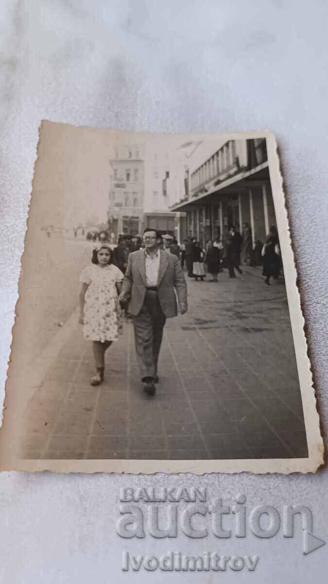 Φωτογραφία Σοφία Άνδρας και κορίτσι σε έναν περίπατο