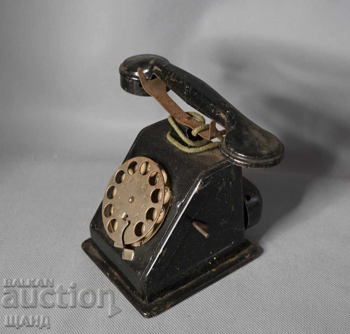 Παλιό μεταλλικό παιχνίδι από λαμαρίνα, μοντέλο τηλεφώνου με τιμή 15.35 BGN | € 7.85 Παλιό μεταλλικό παιχνίδι από λαμαρίνα, μοντέλο τηλεφώνου με τιμή 15.35 BGN | € 7.85