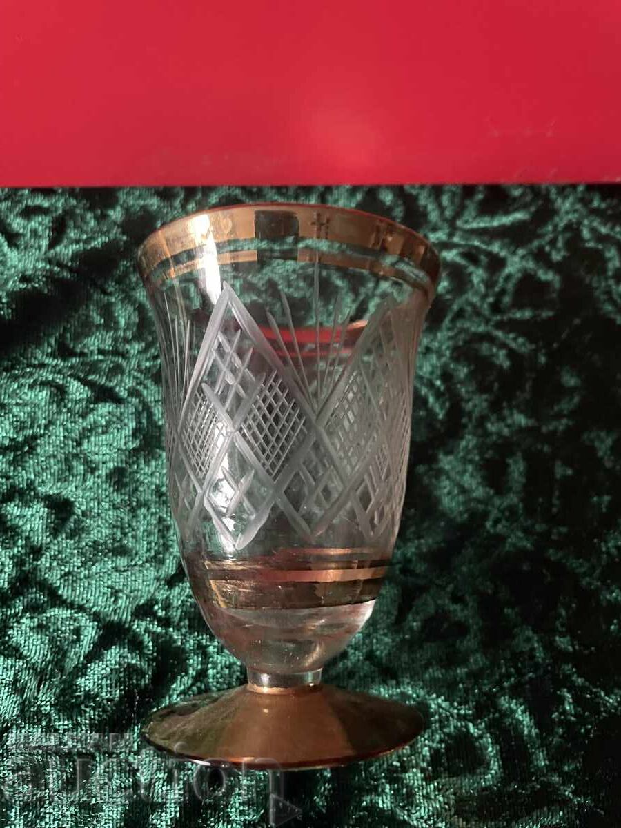 Pahar - sticlă gravată fin, 8 cm înălțime cu preț 14.95 BGN | € 7.64
