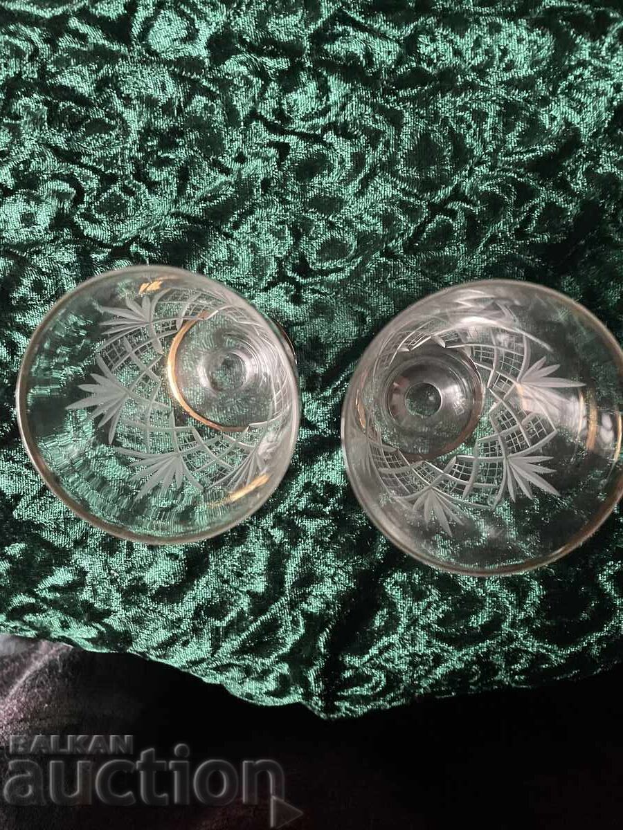 Auction  Engraved glass bowls, 8 cm high