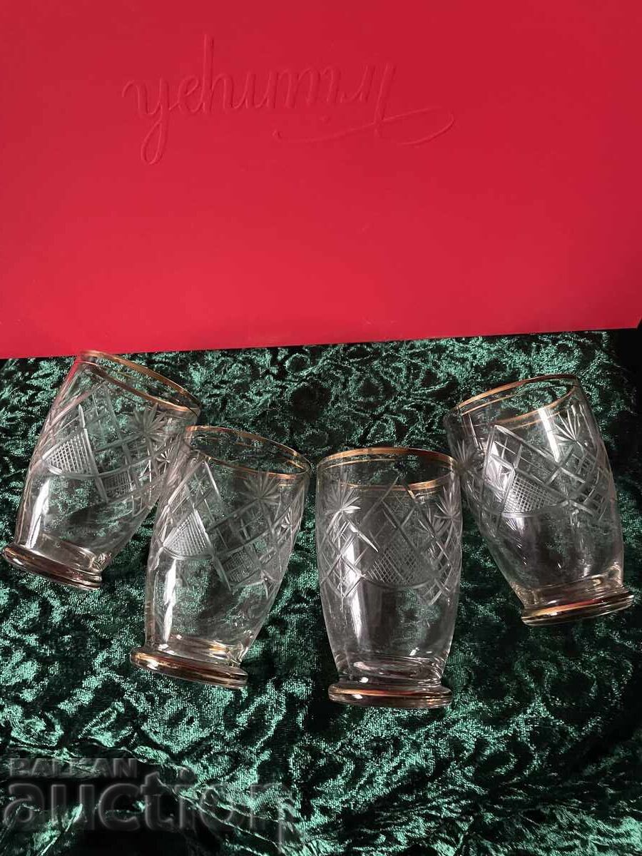 Pahare - 4 bucăți, sticlă fin gravată, 10 cm înălțime cu preț € 12.95 | 25.33 BGN Pahare - 4 bucăți, sticlă fin gravată, 10 cm înălțime cu preț € 12.95 | 25.33 BGN