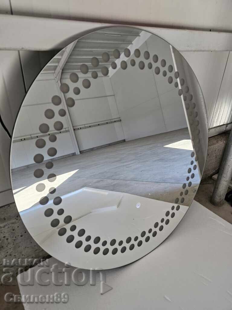 Oglindă de lux cu iluminare LED și tehnologie tactilă cu preț 160.00 BGN | € 81.81