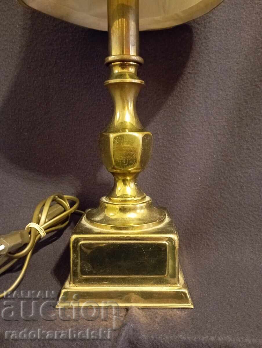 Lampă de masă din alamă veche cu preț € 24.90 | 48.70 BGN Lampă de masă din alamă veche cu preț € 24.90 | 48.70 BGN