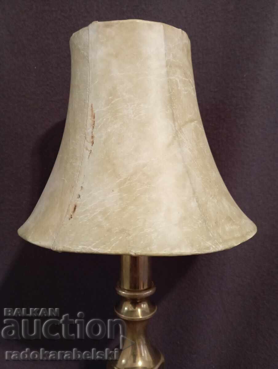 Licitație Lampă de masă din alamă veche Licitație Lampă de masă din alamă veche