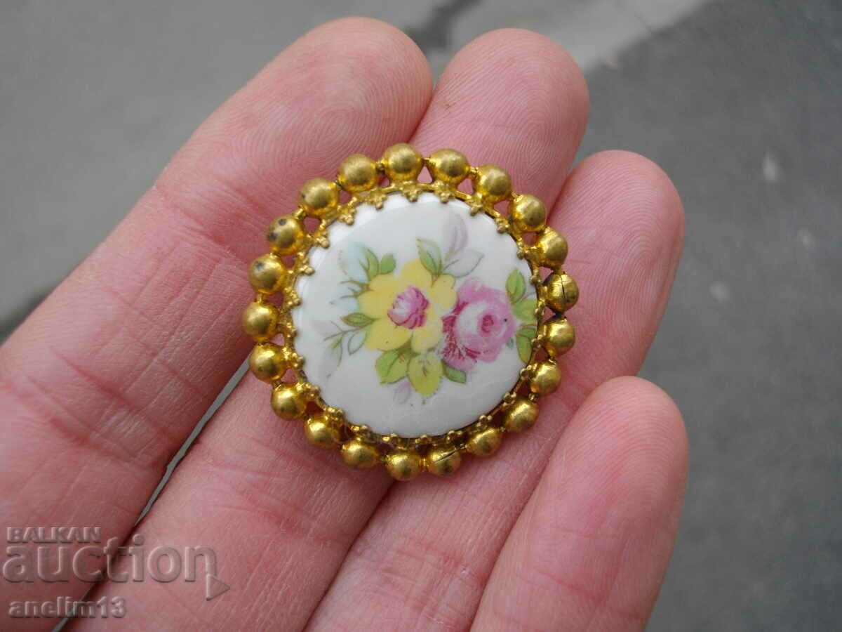 СТАРА ПОЗЛАТЕНА БРОШКА С ПОРЦЕЛАН с цена 25.00 лв. | € 12.78