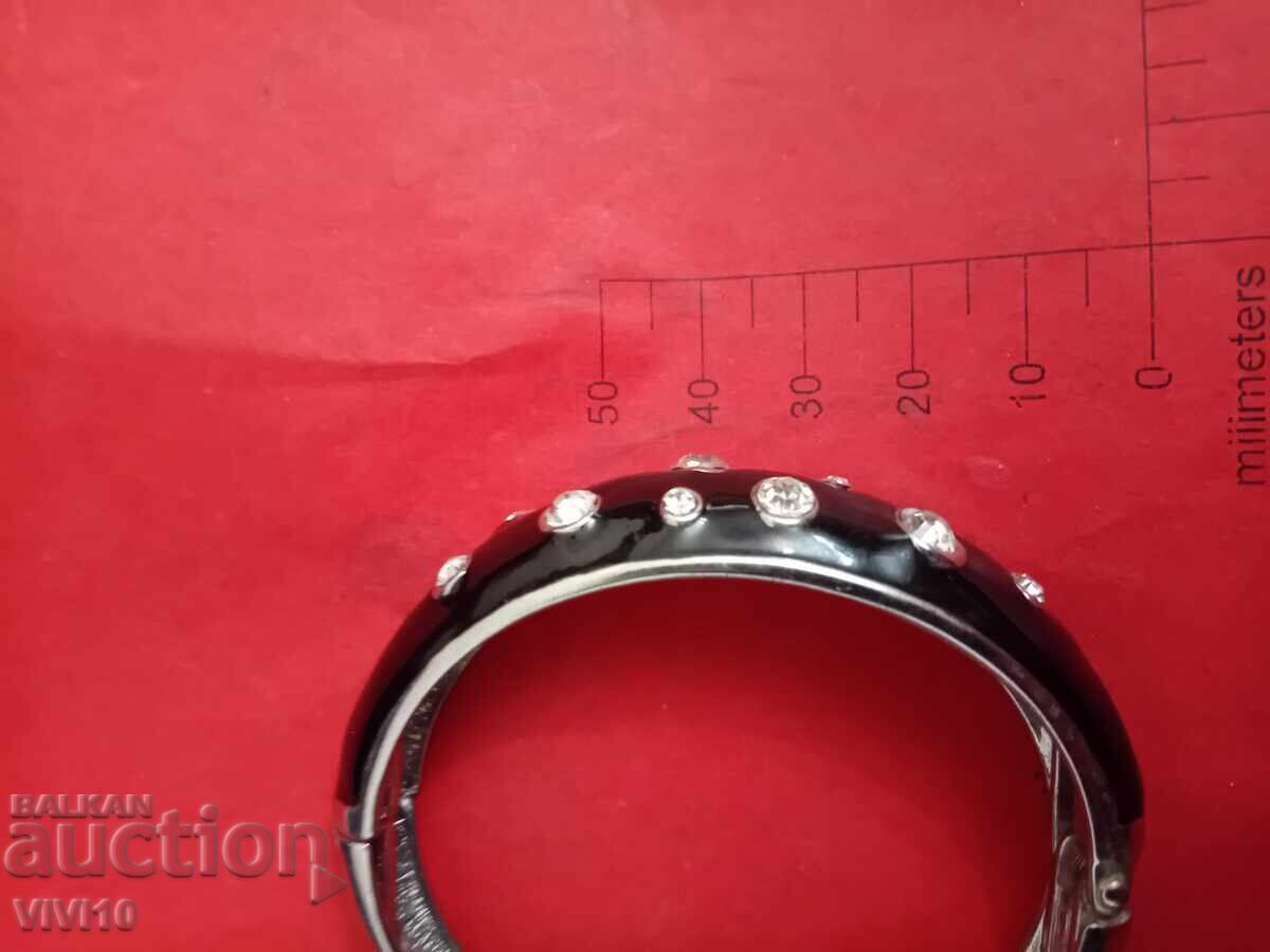 Licitație Brățară veche emailată cu pietre