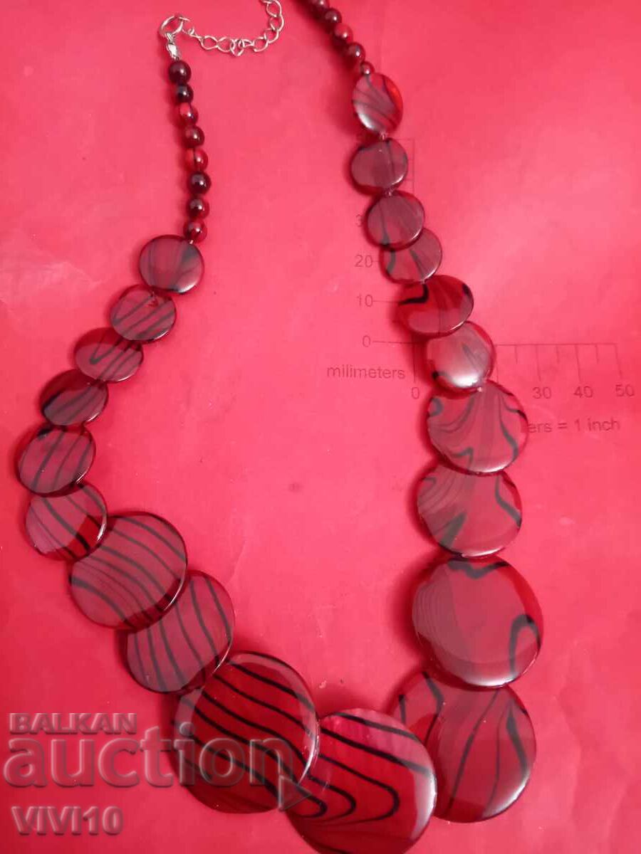 Старинно колие от червен седеф и черни линии Старинно колие от червен седеф и черни линии
