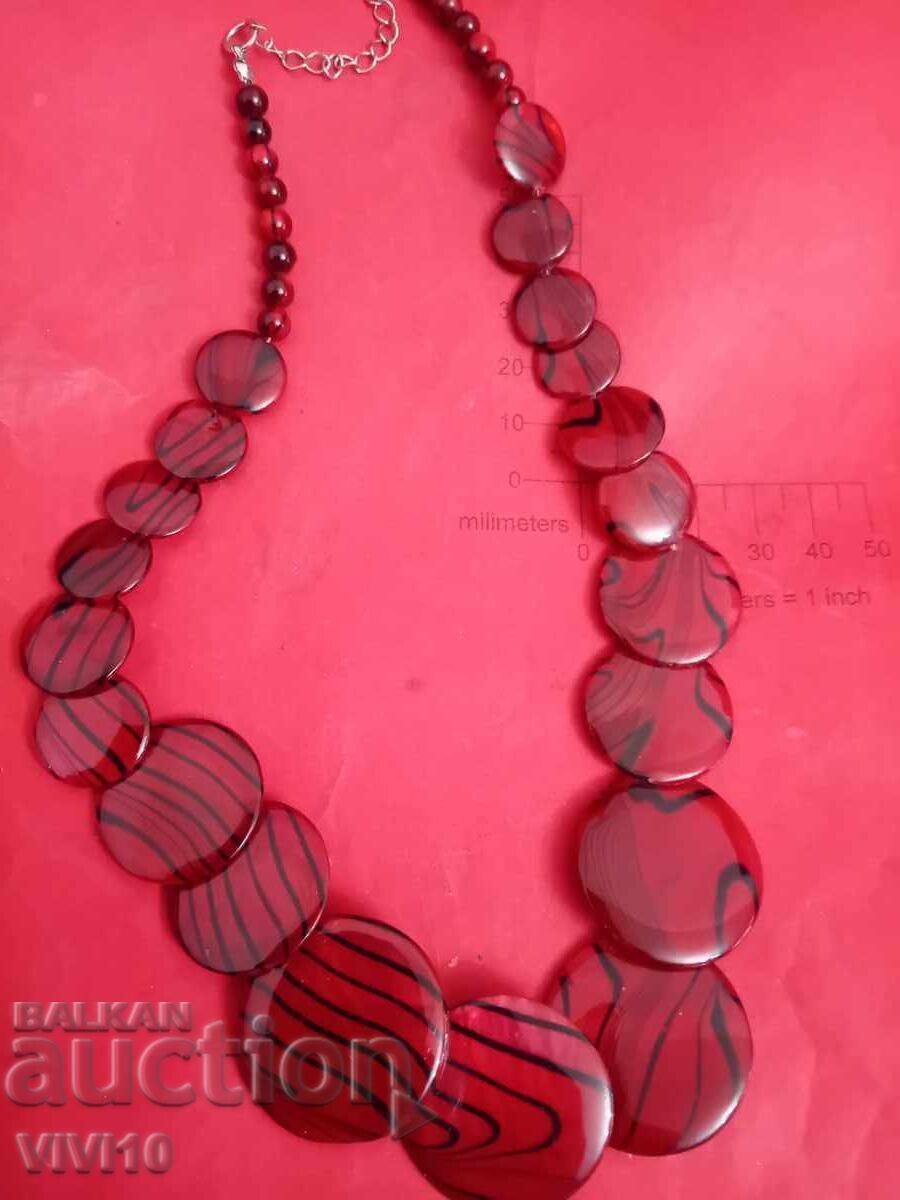 Colier vechi din sidef roșu și linii negre