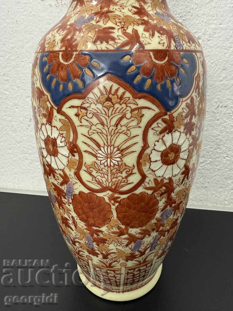Auction Hand-painted Chinese vase. No. 7455 Auction Hand-painted Chinese vase. No. 7455