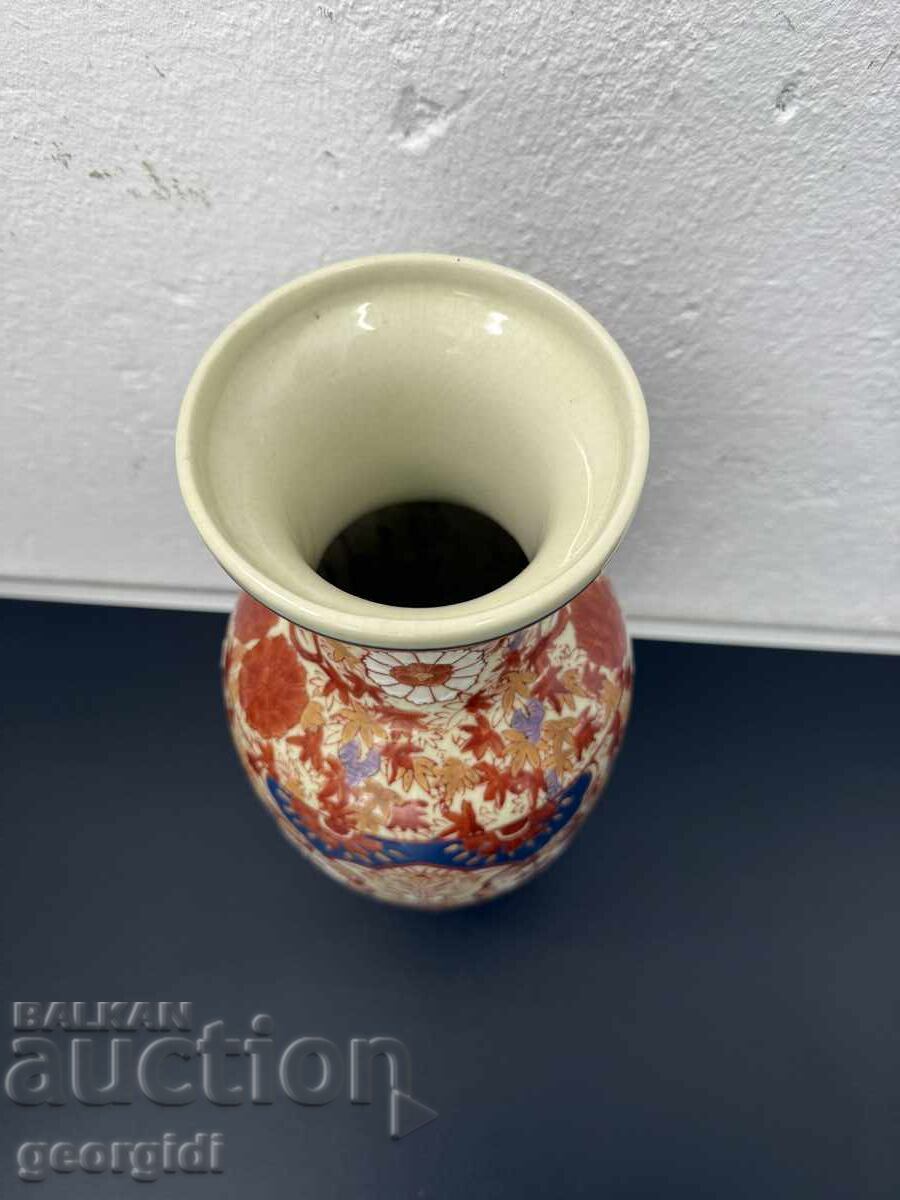 Hand-painted Chinese vase. No. 7455 - 5 Hand-painted Chinese vase. No. 7455 - 5