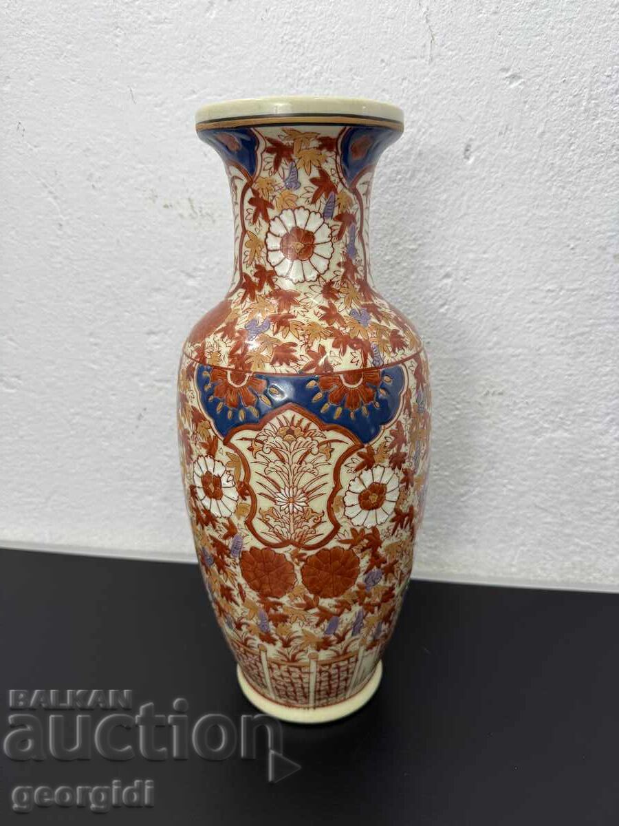 Hand-painted Chinese vase. No. 7455 Hand-painted Chinese vase. No. 7455