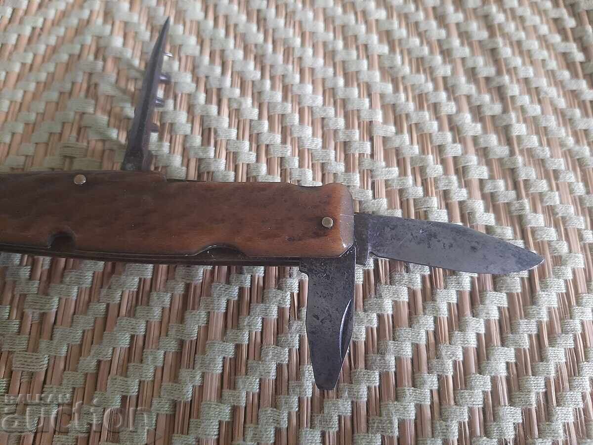 Delivery of Old multi-functional pocket knife Delivery of Old multi-functional pocket knife