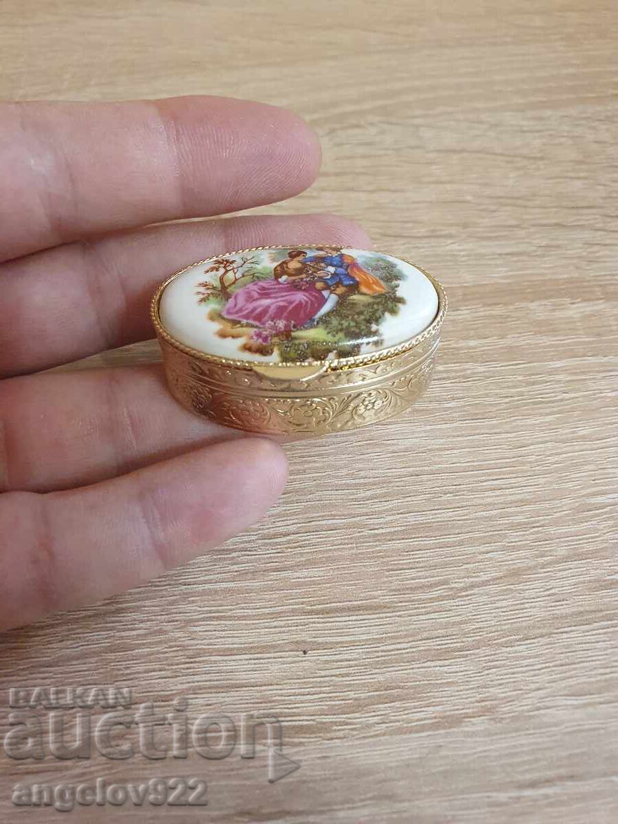 Beautiful jewelry box with porcelain lid!!! with price 11.00 BGN | € 5.62 Beautiful jewelry box with porcelain lid!!! with price 11.00 BGN | € 5.62