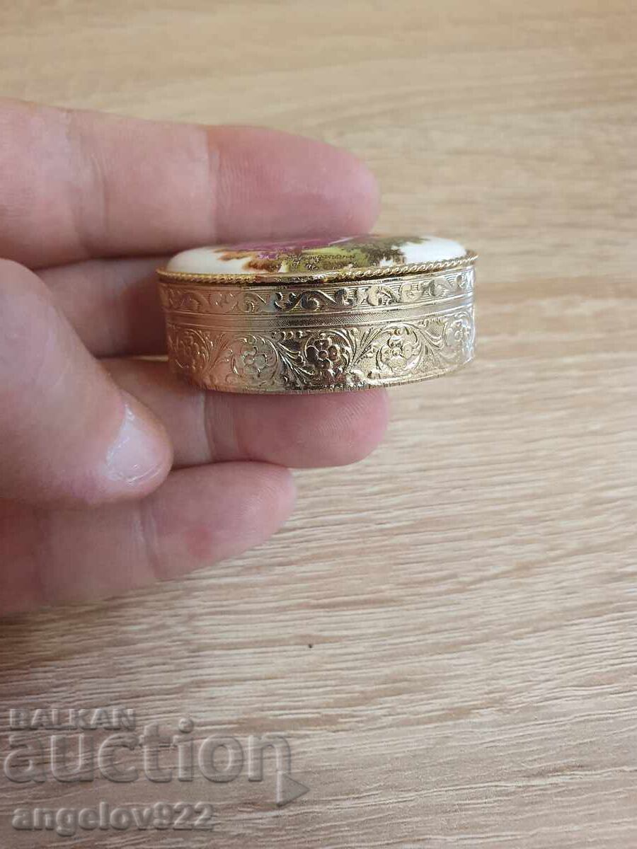 Auction Beautiful jewelry box with porcelain lid!!! Auction Beautiful jewelry box with porcelain lid!!!