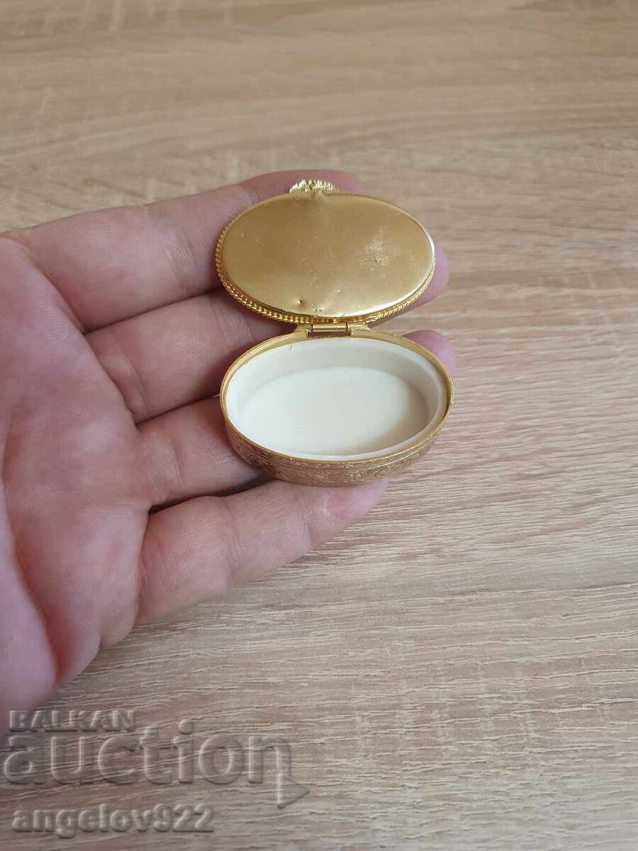 Delivery of Beautiful jewelry box with porcelain lid!!! Delivery of Beautiful jewelry box with porcelain lid!!!