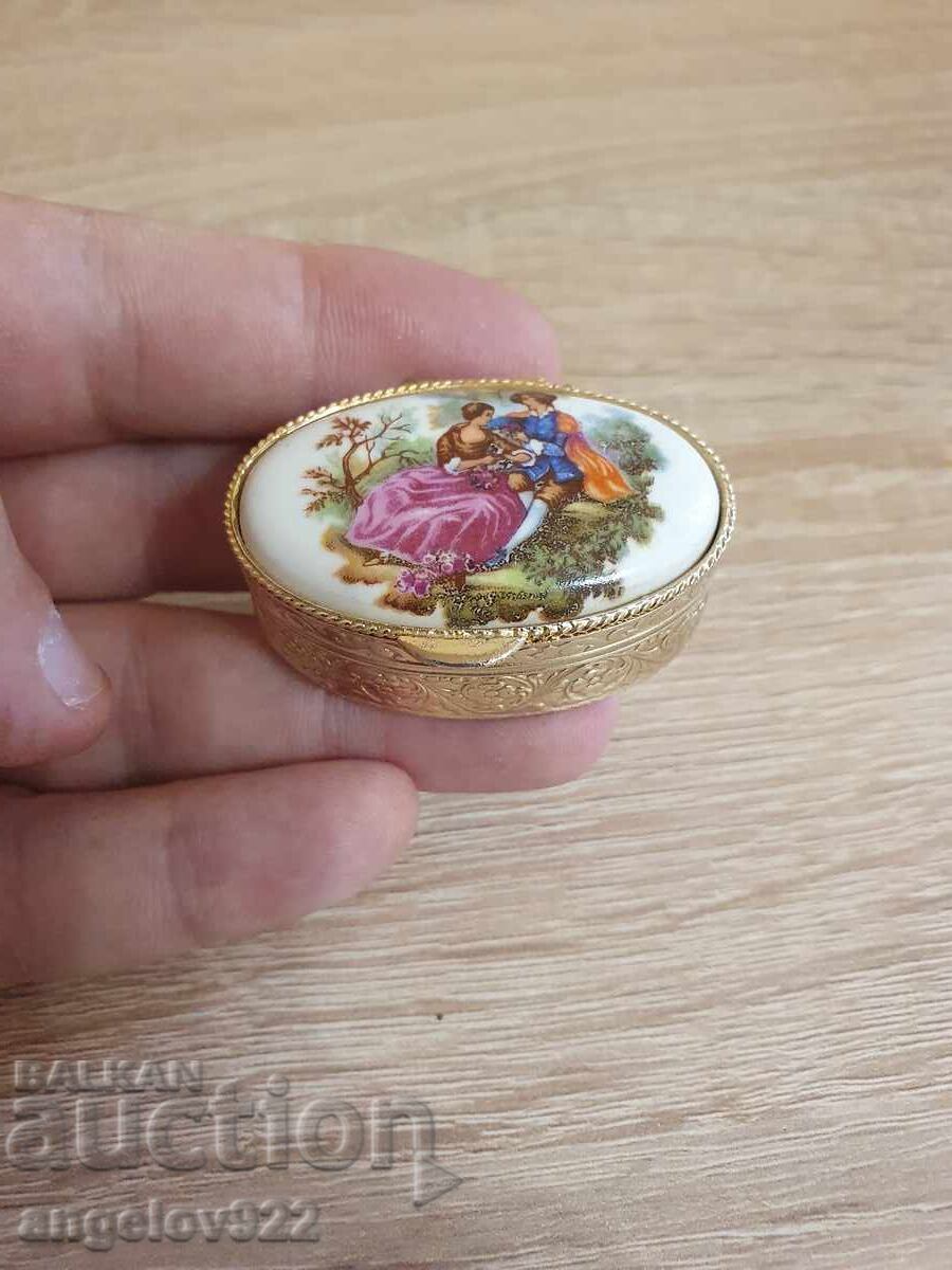 Beautiful jewelry box with porcelain lid!!! Beautiful jewelry box with porcelain lid!!!