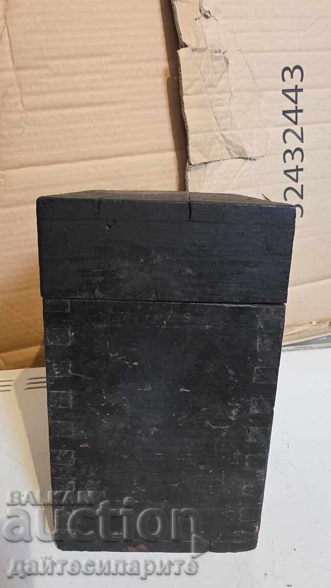 Delivery of Old medical wooden box Argentinian national team