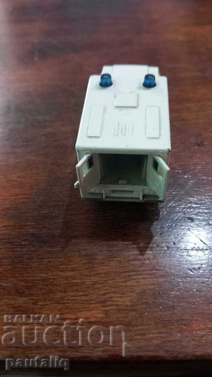 Auction  MATCHBOX AMBULANCE METAL CAR ENGLAND No. 41