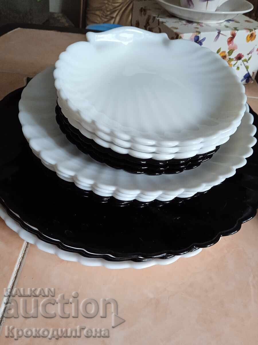 Arcopal Dinnerware Set with price 120.00 BGN | € 61.36