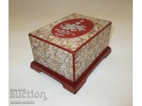 Cutie veche sidefată pentru bijuterii, cu intarsie bogată de sidef