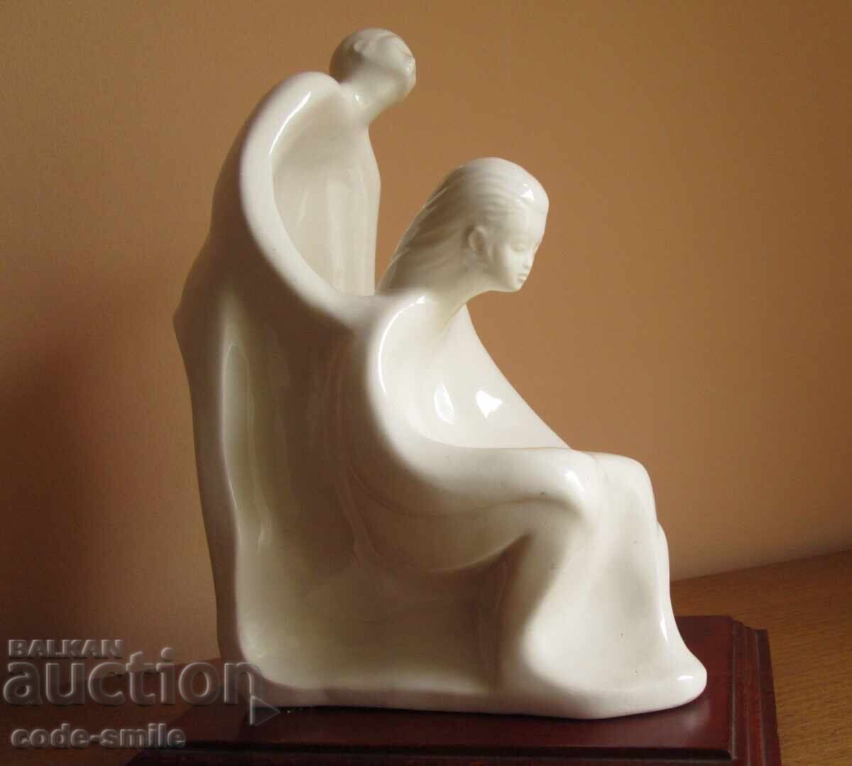 Figurină mare din porțelan, compoziție "Mamă și fiică" cu preț 170.00 BGN | € 86.92 Figurină mare din porțelan, compoziție "Mamă și fiică" cu preț 170.00 BGN | € 86.92