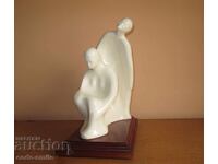 Голяма порцеланова фигура композиция "Майка и дъщеря"