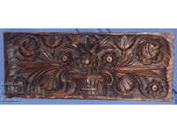 Panou vechi sculptat în lemn, natură statică, motive florale