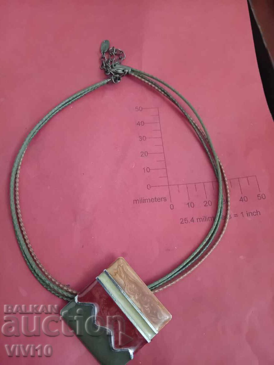 Αρχαίο κολιέ με σμάλτο Αρχαίο κολιέ με σμάλτο