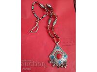 Старинно колие с емаил и камъни