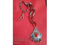 Αρχαίο κολιέ με σμάλτο και πέτρες